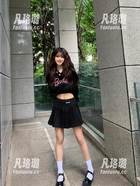 Tiny Asa校园写真合集：这身材和校园的气息实在是绝配，简直笑喷我了！